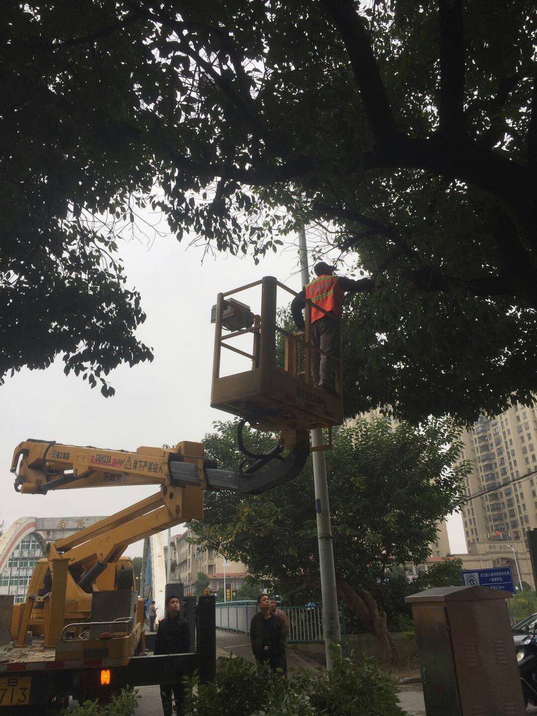 近日，我公司根據(jù)南陵縣市政園林所通知，組織安排人員車輛協(xié)助市政園林所路燈科修剪陵陽路兩側(cè)遮擋路燈照明的樹枝。此項工作持續(xù)了三天，消除了因路燈光照不足帶來的夜間通行安全隱患問題，受到沿線居民一致好評。